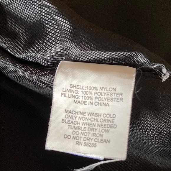 Express Men's Black Puffer Vest - Picture 7 of 8